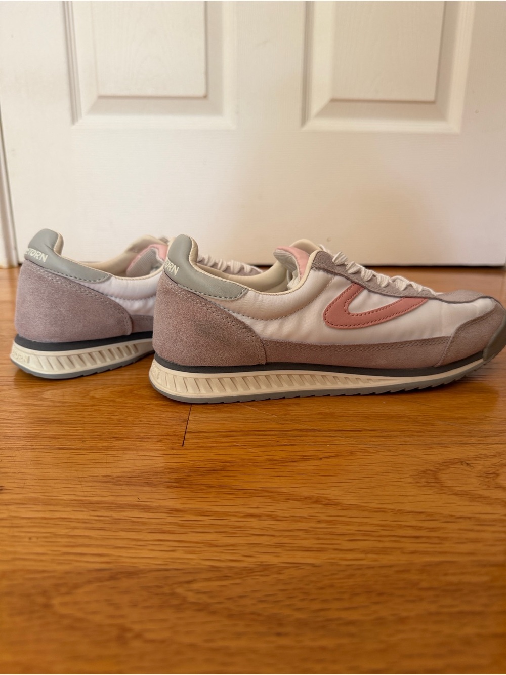 Size 8 Women's Retro Tretorn Rawlins casual Sneakers in Light Gray and Pink